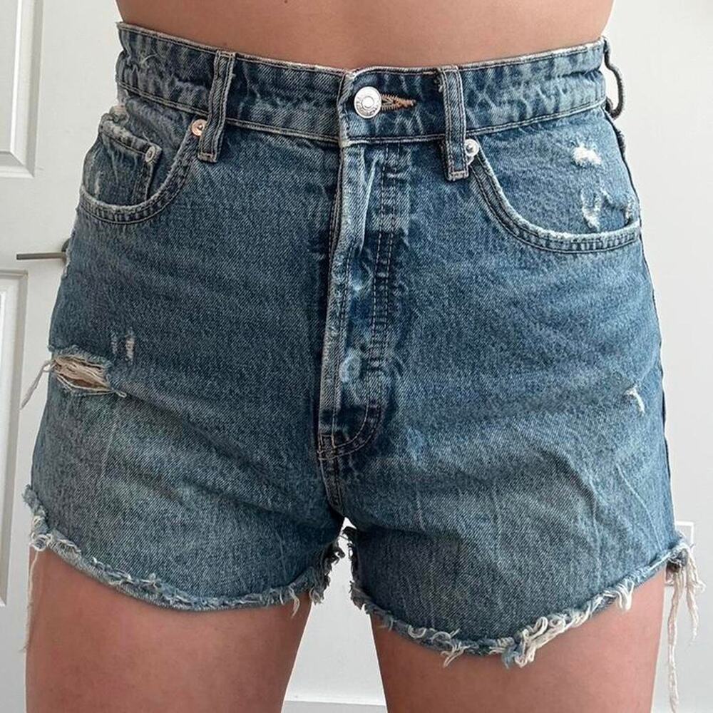 Zara mid wash distressed denim shorts‎ size 8